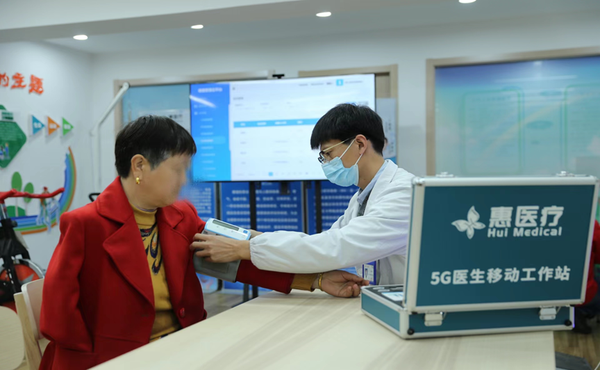 图为康复医生5G移动工作站可移动式服务